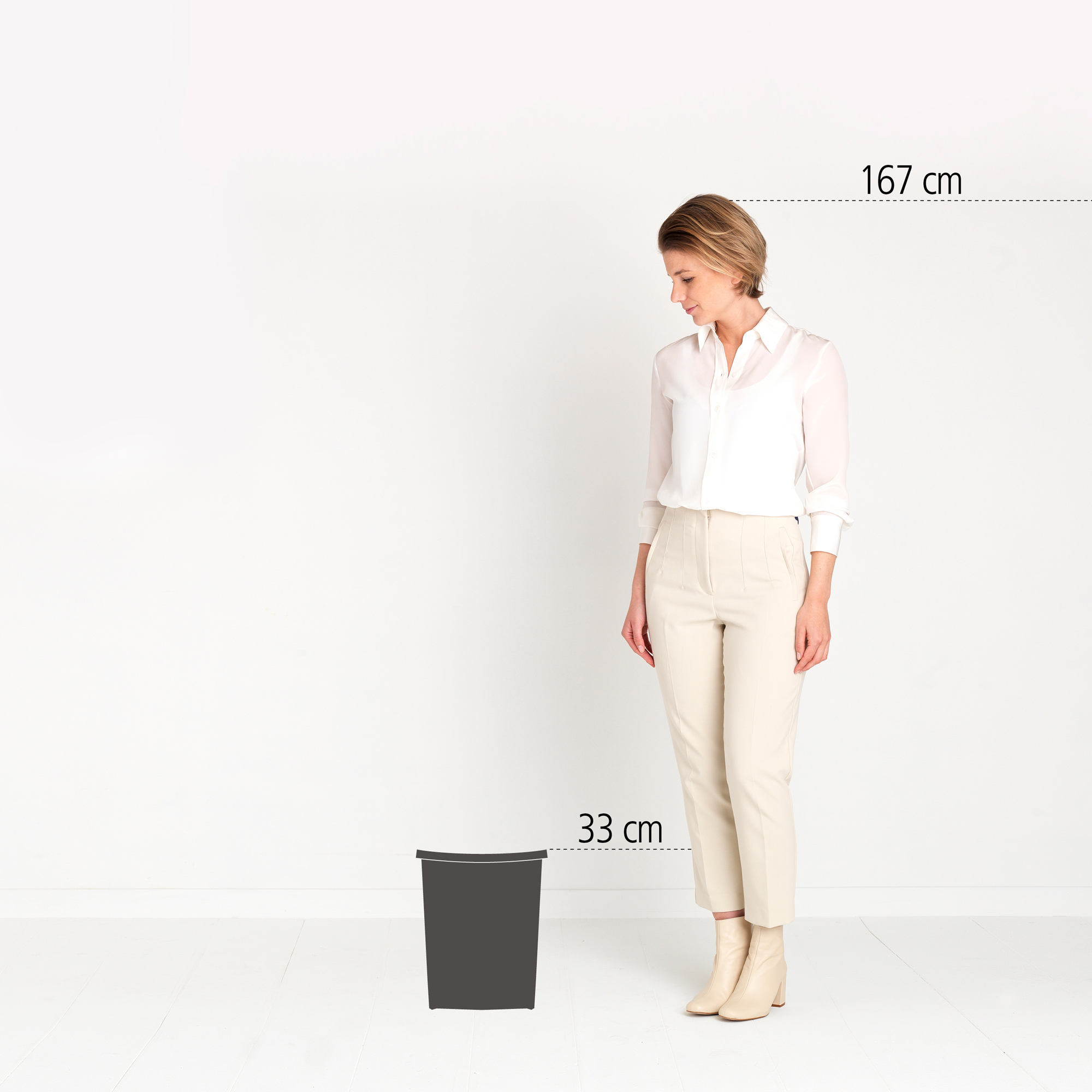 Een vrouw staat naast een prullenbak van 33 cm hoog en is 167 cm lang.