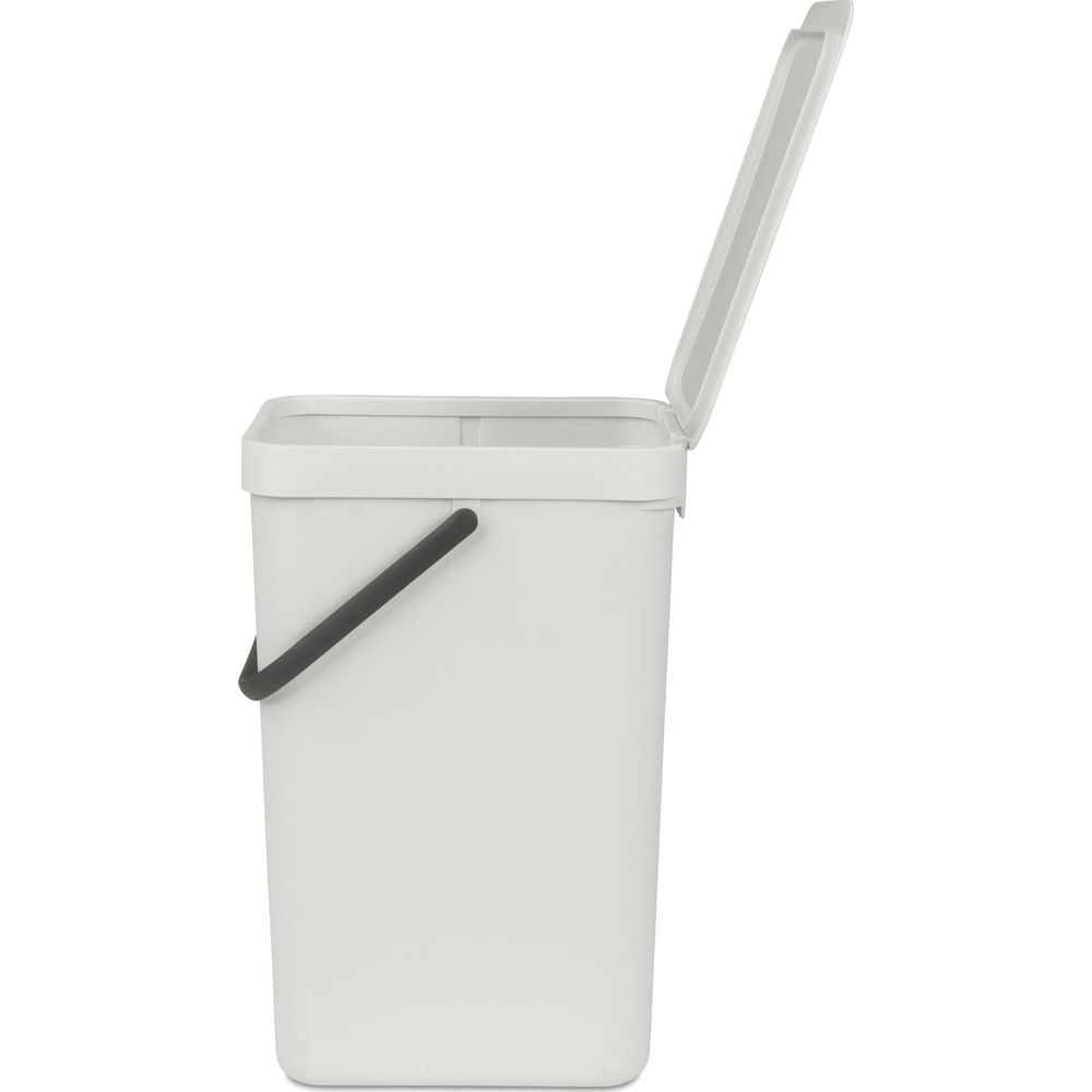 Een witte prullenbak met het deksel open en een donker handvat.
