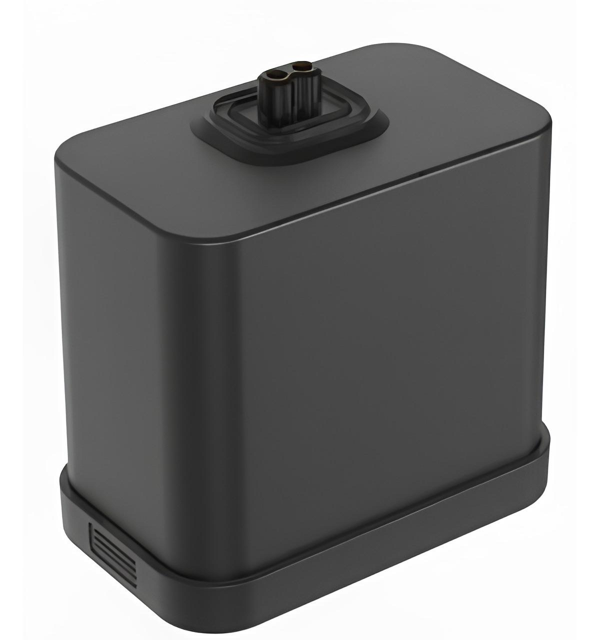 Batteria rettangolare nera con due connettori in alto e prese d'aria in basso.