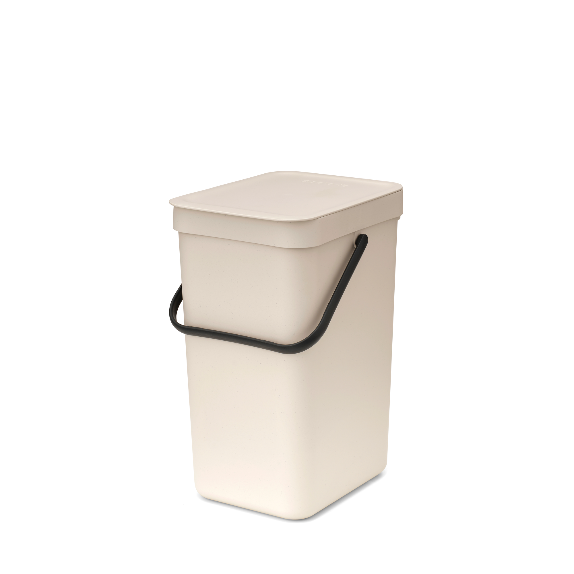 Een crème kleurige bak met deksel en een zwart handvat.