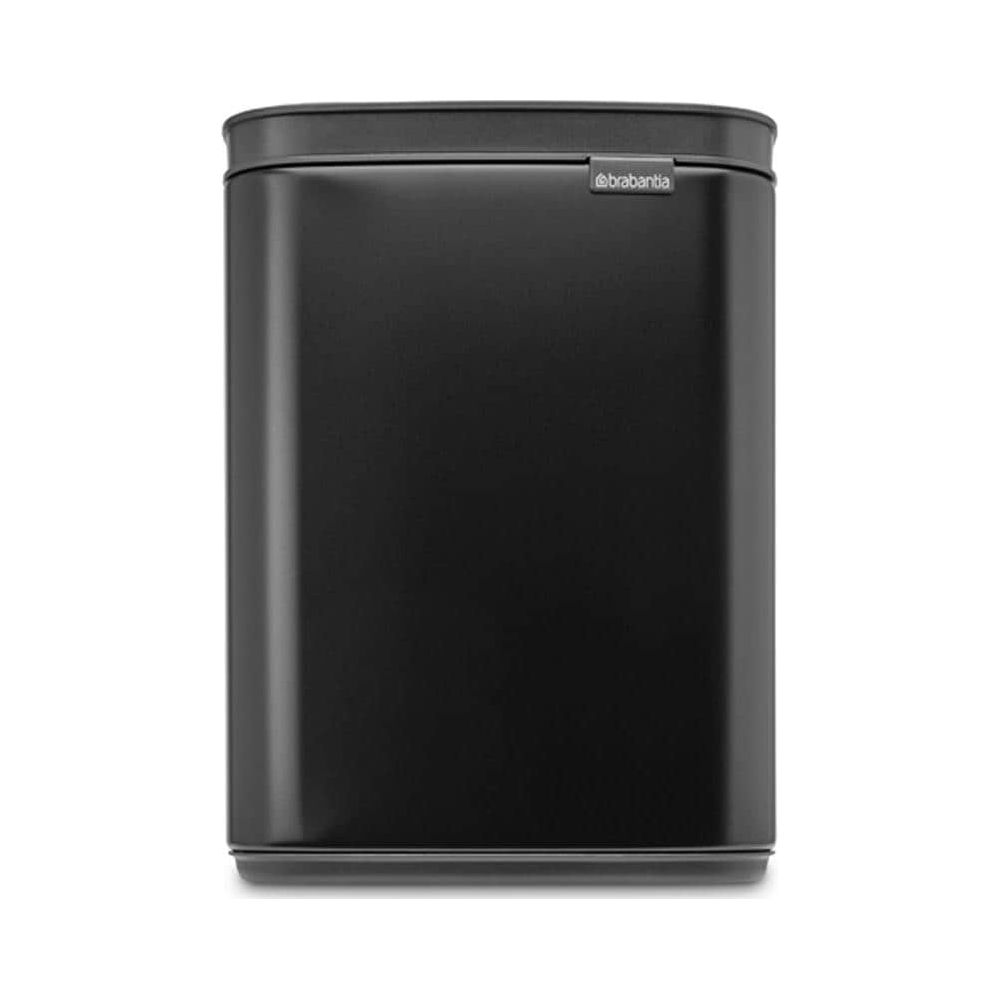 Zwarte, rechthoekige Brabantia prullenbak met matte afwerking en zilveren logo.