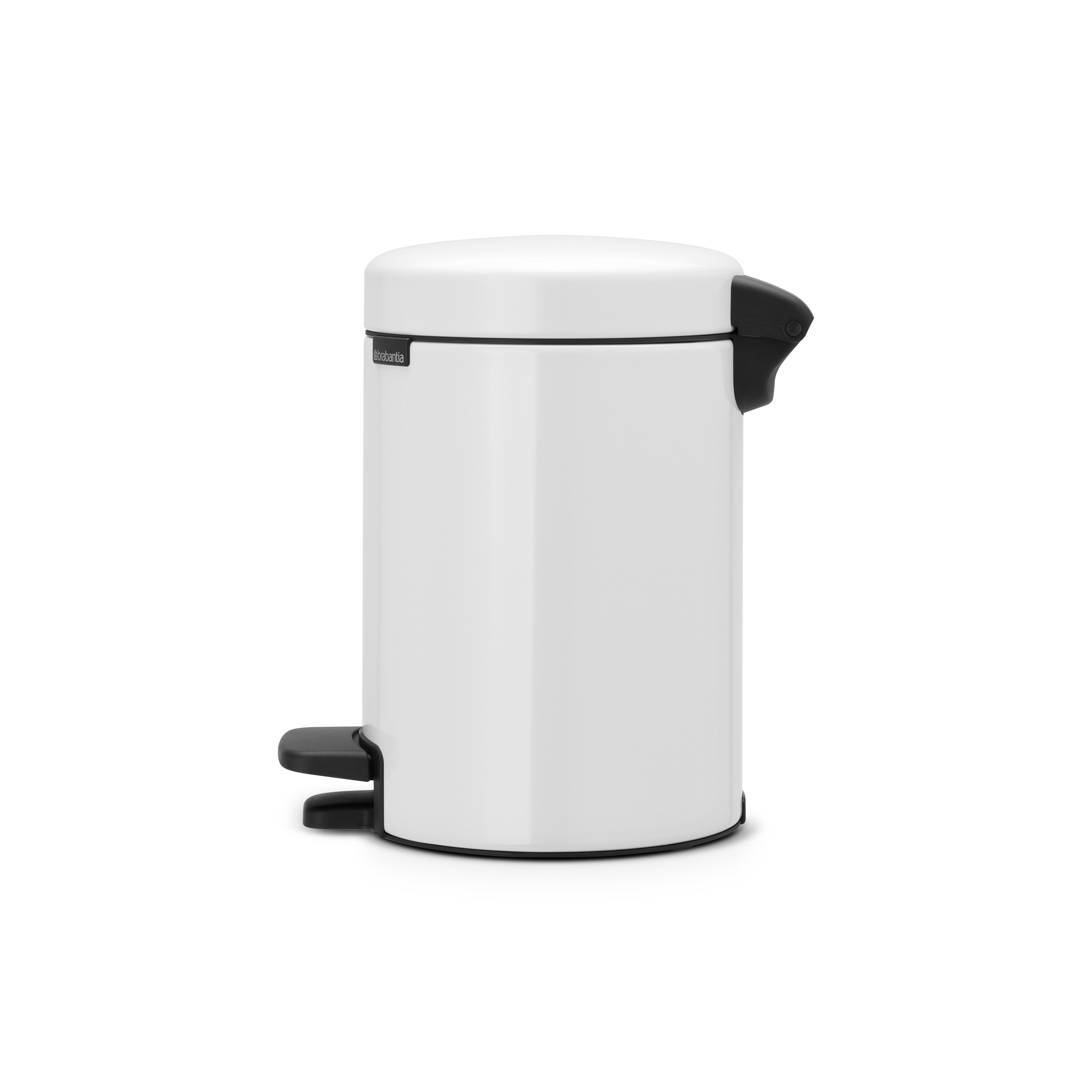 Een witte pedaalemmer met een zwart deksel en pedaal.