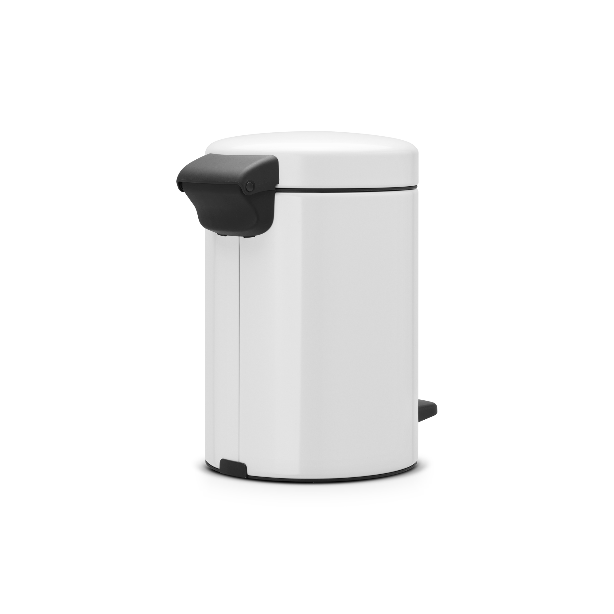 Een witte pedaalemmer met een zwarte handgreep en pedaal.