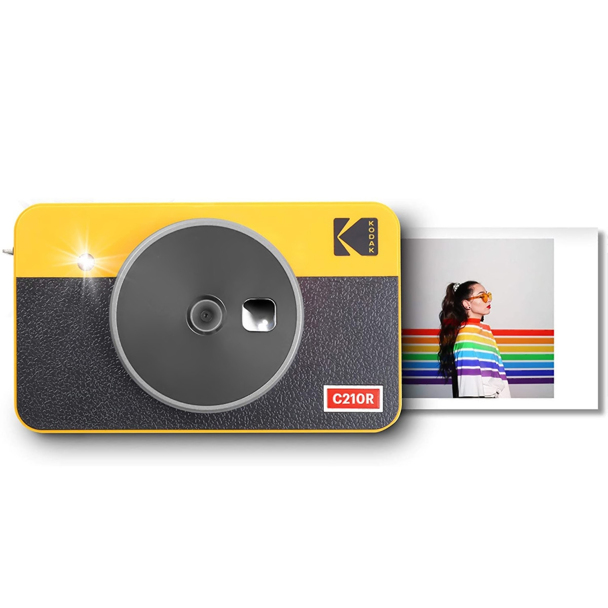 Żółty aparat Kodak ze zdjęciem kobiety w tęczowym swetrze.