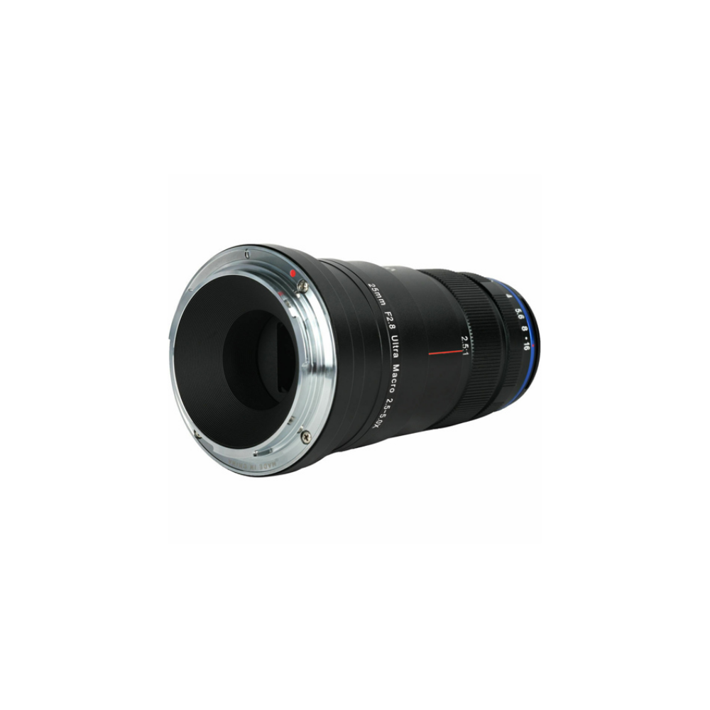 Een zwarte macrolens met zilveren vatting, gelabeld 25mm F2.8 Ultra Macro.