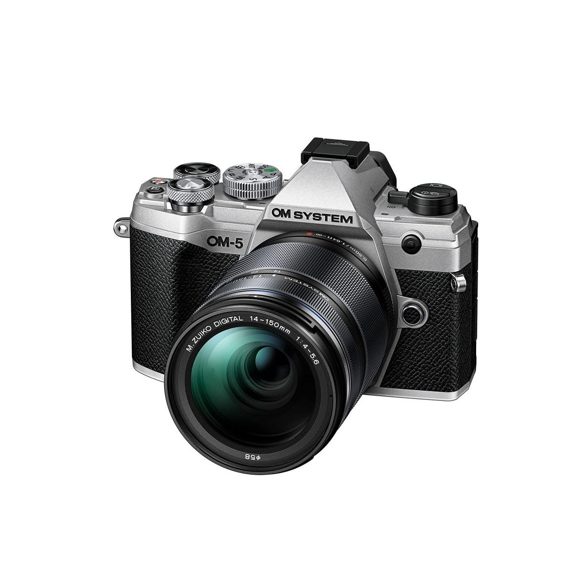 Fotocamera OM-5 argento con obiettivo M.ZUIKO 14-150mm, impugnatura nera.
