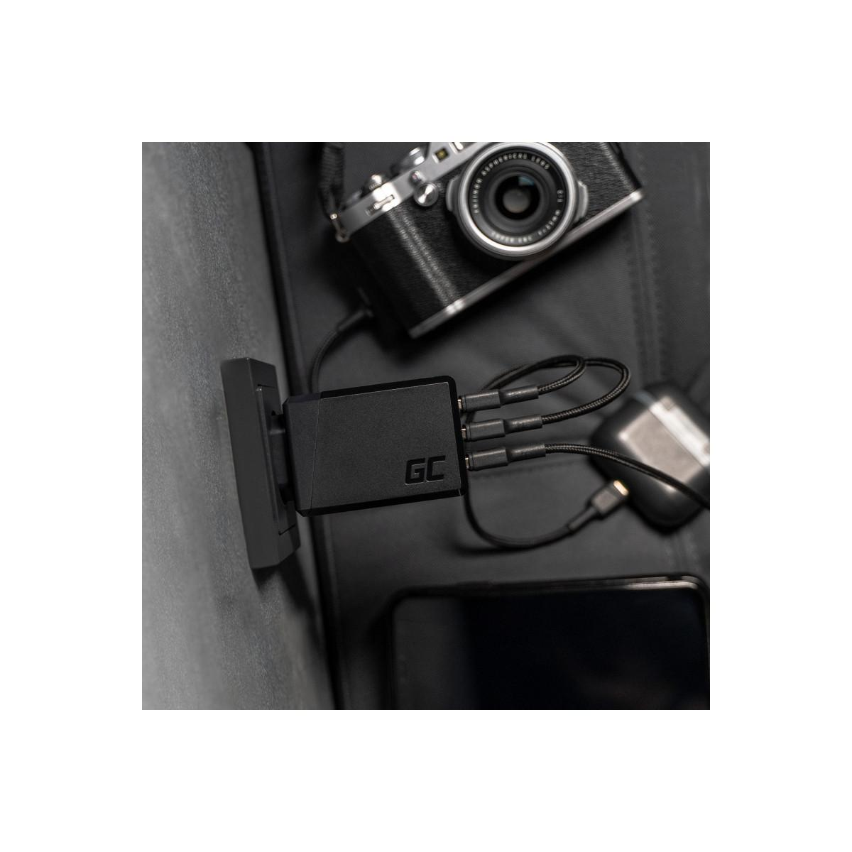 Un cargador GC negro con tres cables conectados a auriculares y un smartphone.