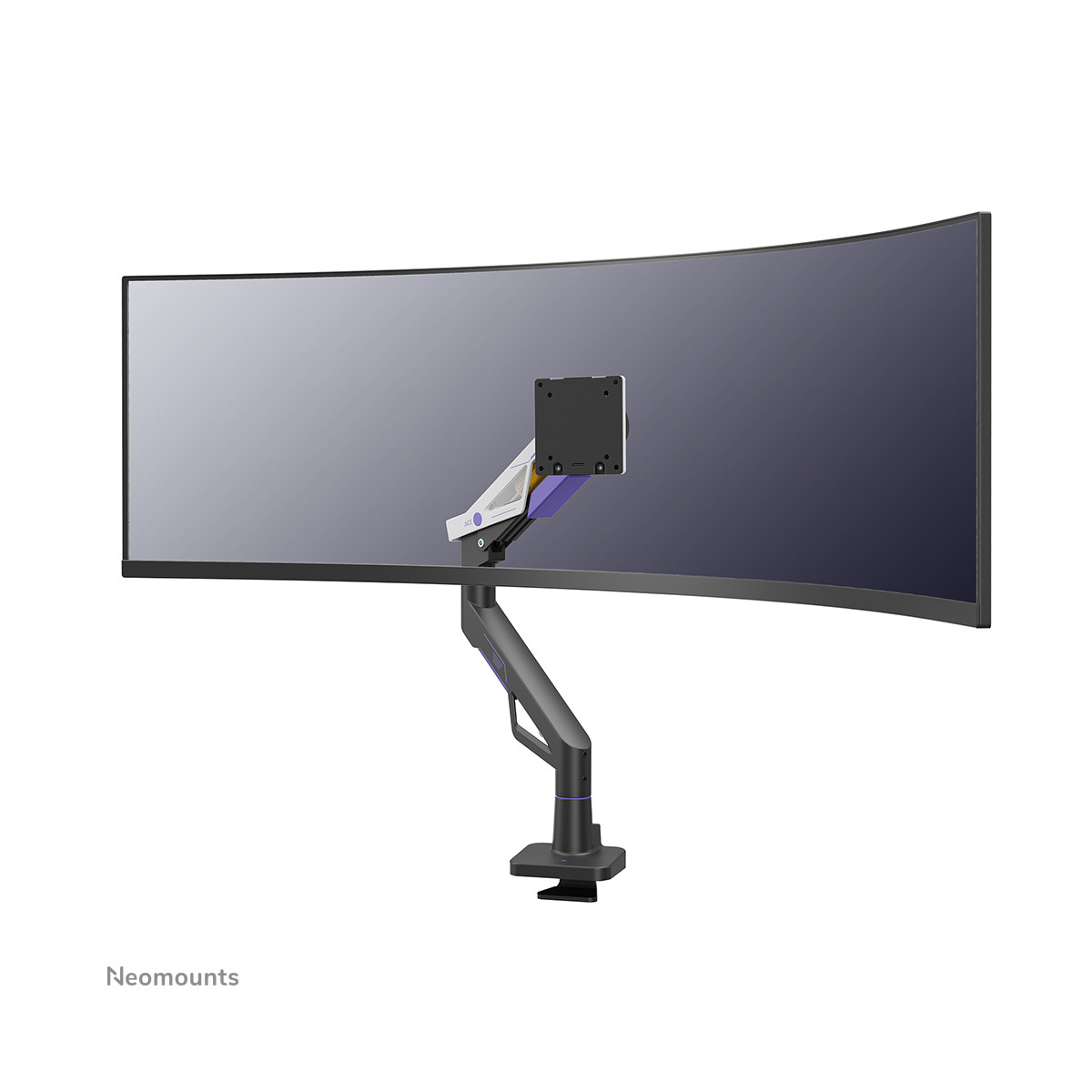 Achterkant van een gebogen monitor met verstelbare arm en bureauklem.