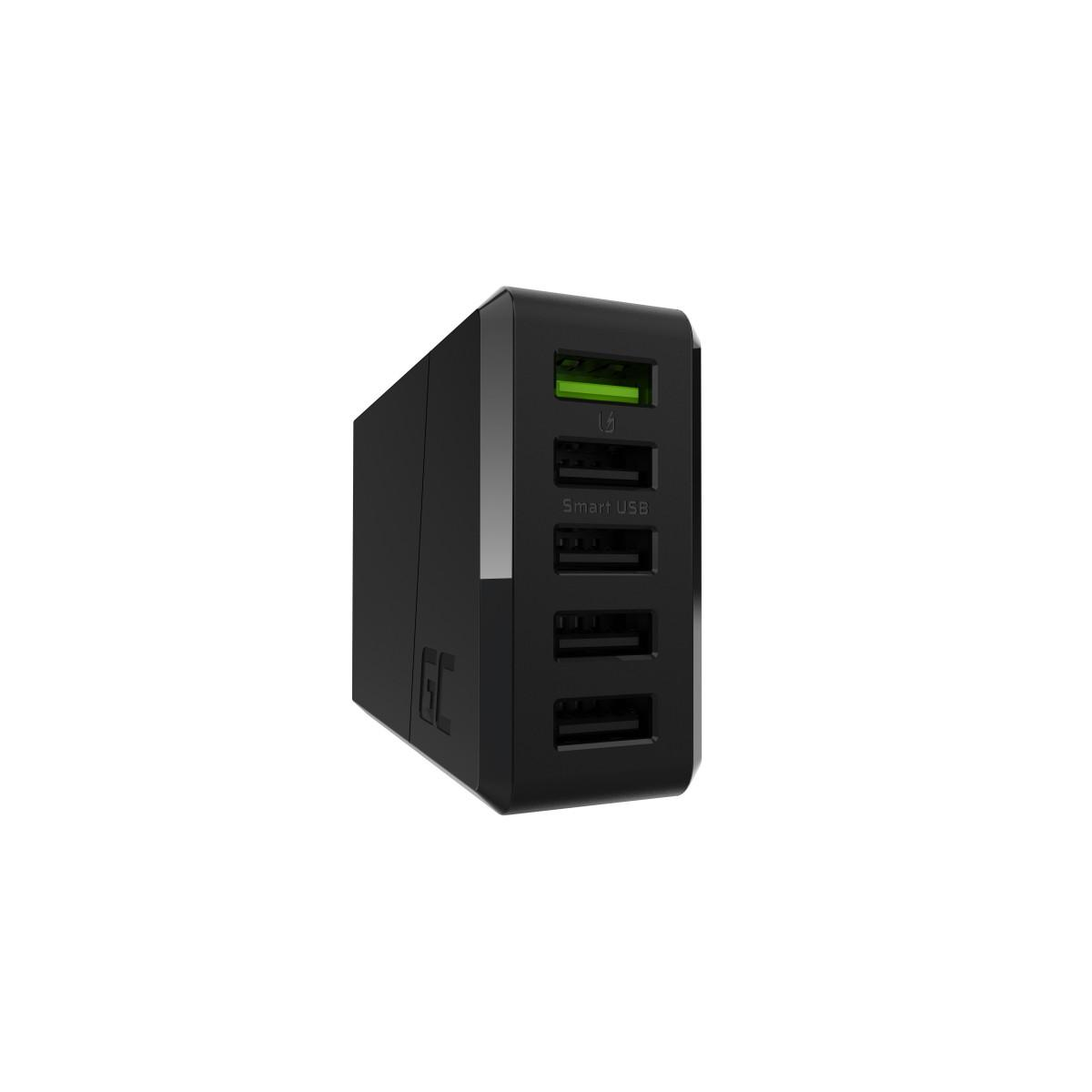 Schwarzes Multi-Port-USB-Ladegerät mit einem grünen Smart-USB-Anschluss.