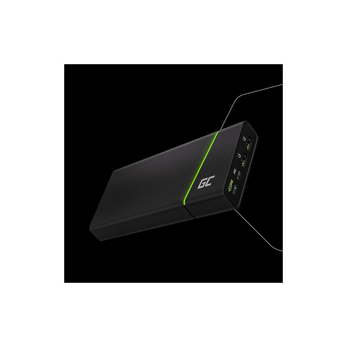 Power bank nero con accento verde e più porte.