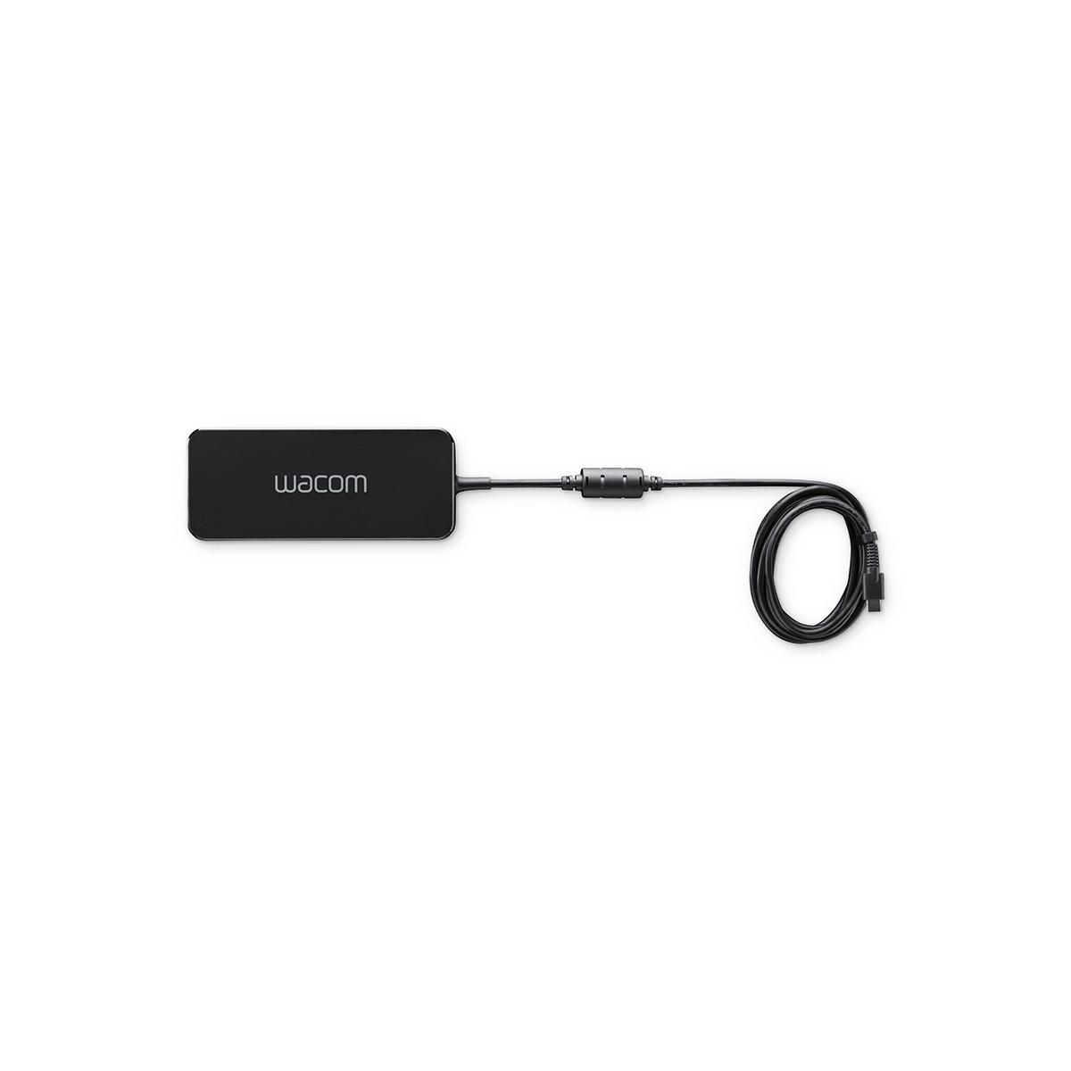 Adattatore Wacom nero con cavo avvolto su sfondo bianco.