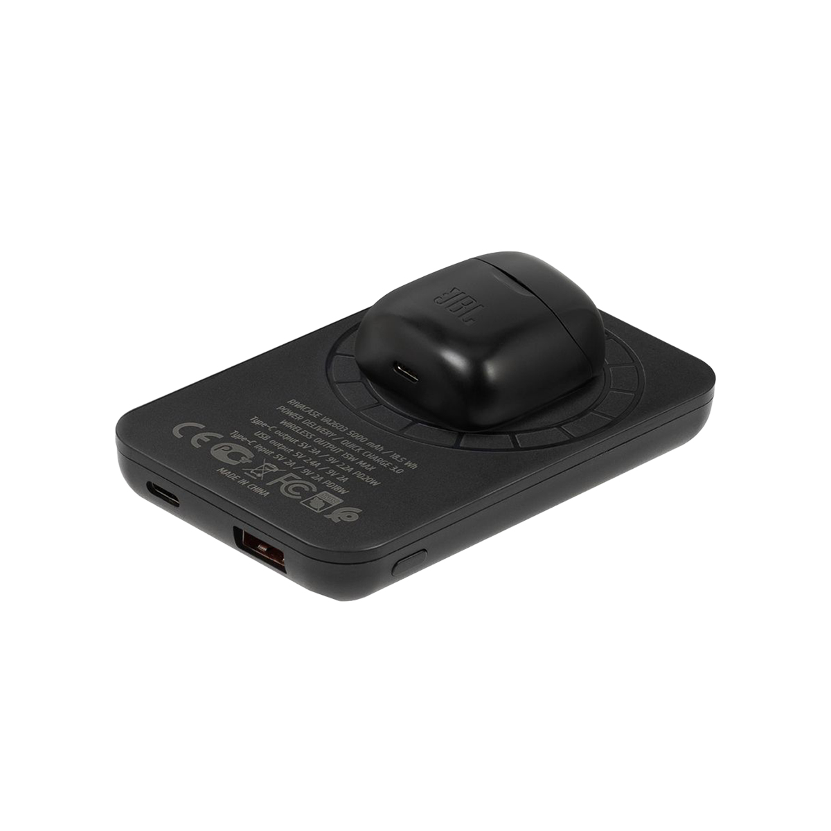 Power bank JBL nera con auricolari, dotata di indicatori e porte di ricarica.