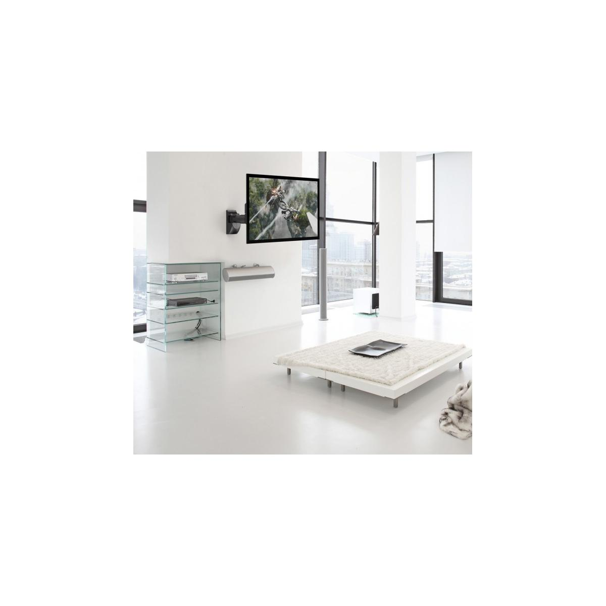 Salon moderne avec TV écran plat, étagères en verre et lit blanc.
