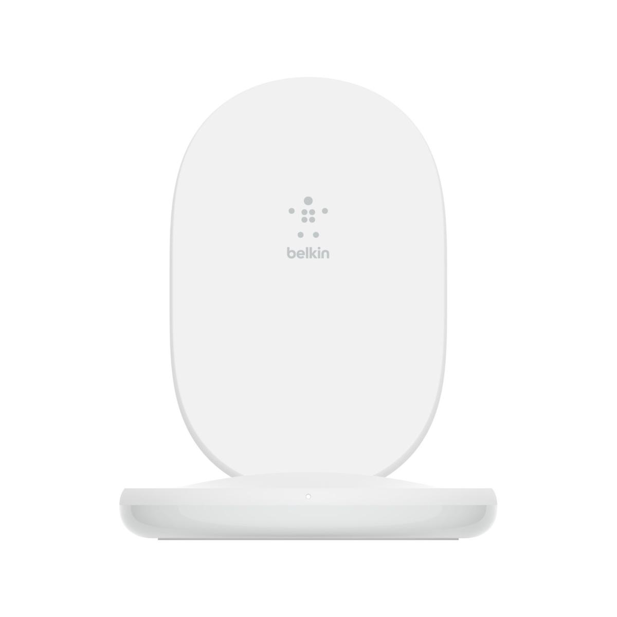 Ein weißes kabelloses Ladegerät mit dem Belkin-Logo.
