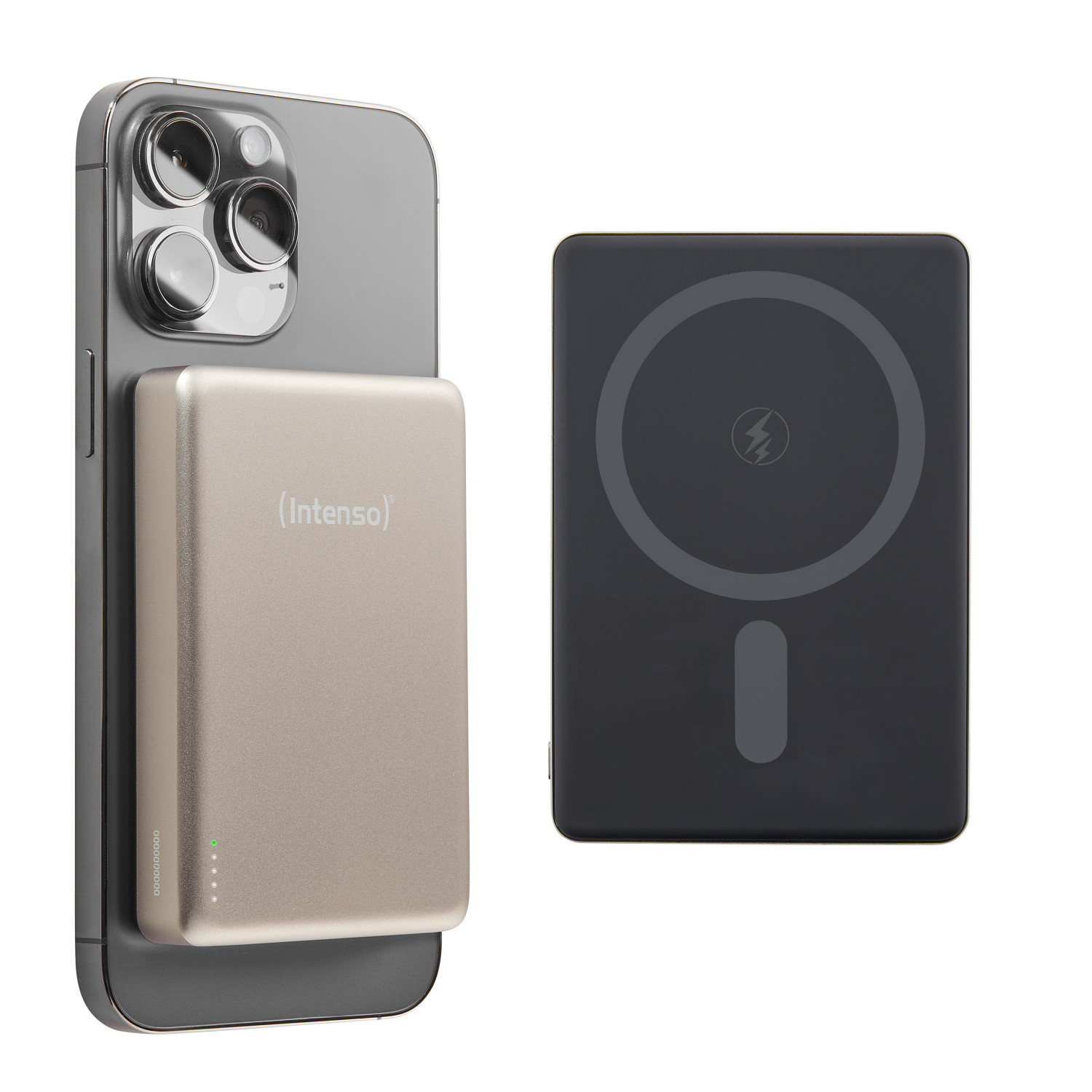 Un iPhone argentato con un caricabatterie wireless beige attaccato e un caricabatterie nero accanto.