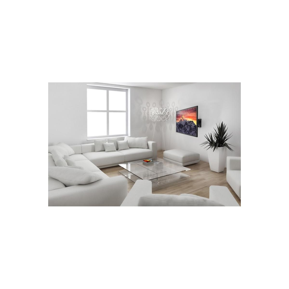 Un salon moderne avec canapé d'angle blanc, table basse en verre, lampe et TV.