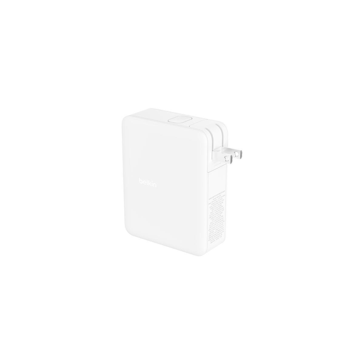 Ein weißer Belkin Netzteiladapter mit ausklappbaren Steckern auf weißem Hintergrund.