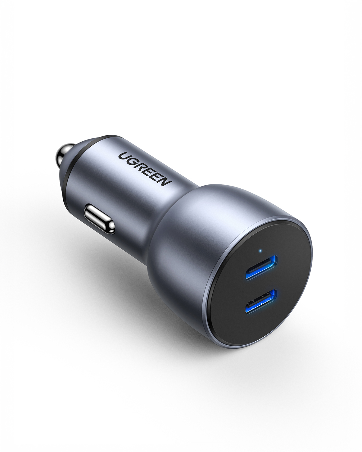 Un adattatore caricabatterie USB per auto UGREEN grigio con due porte USB blu.