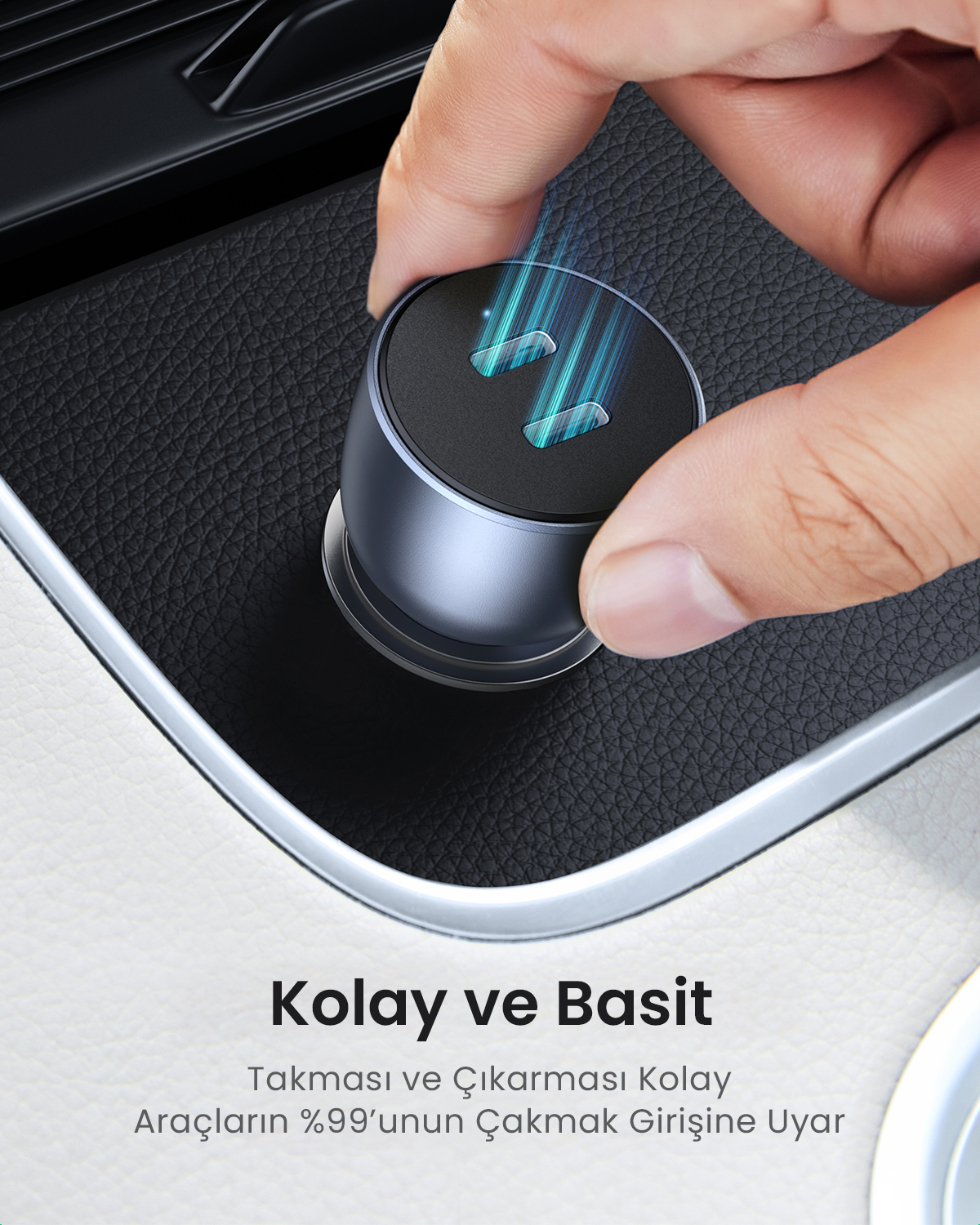 Eine Hand setzt einen runden, grauen Ladeadapter in einen Auto-Zigarettenanzünder-Slot ein.