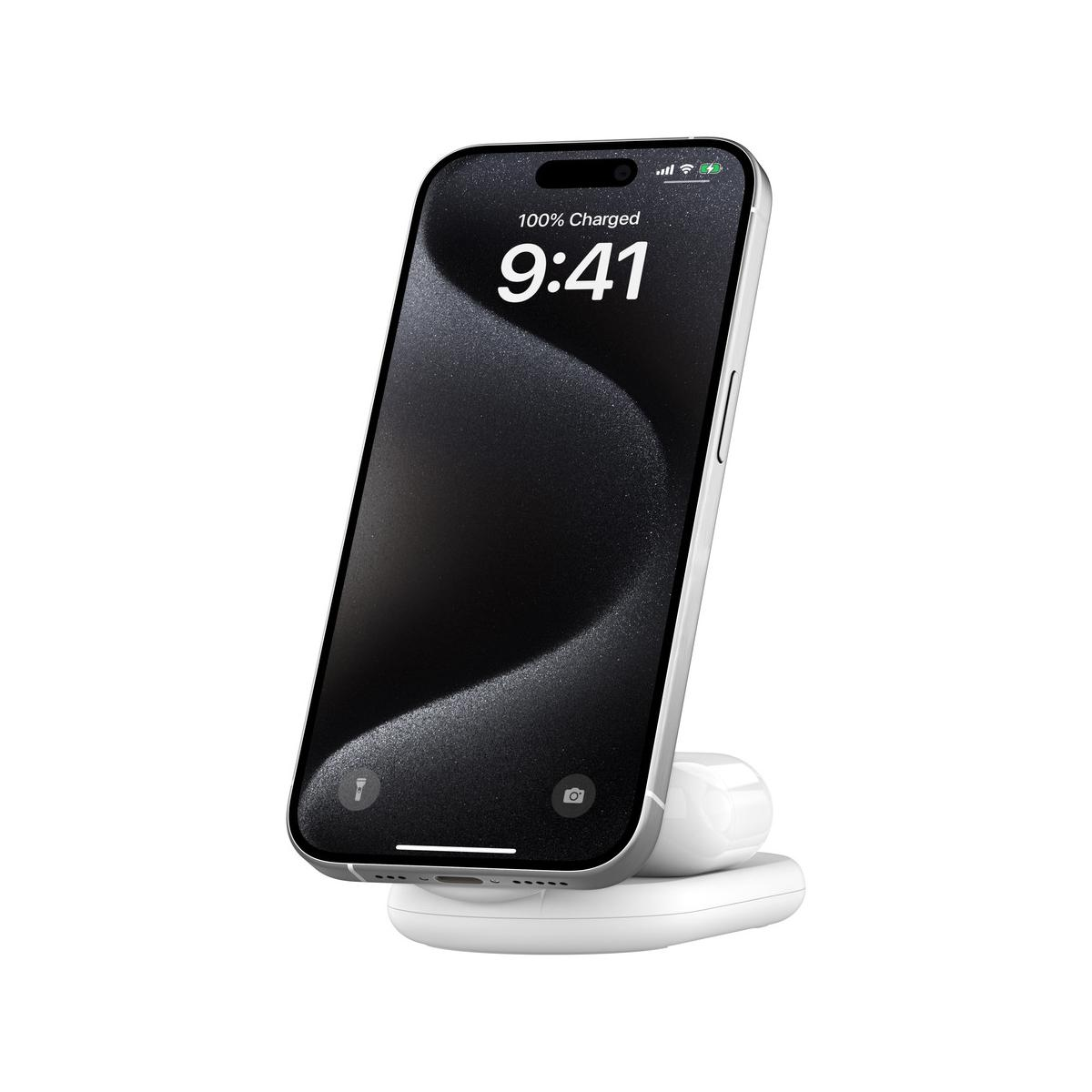 Ein silbernes Smartphone mit 100 % Ladung und 9:41 Uhr auf einem weißen Ladegerät.