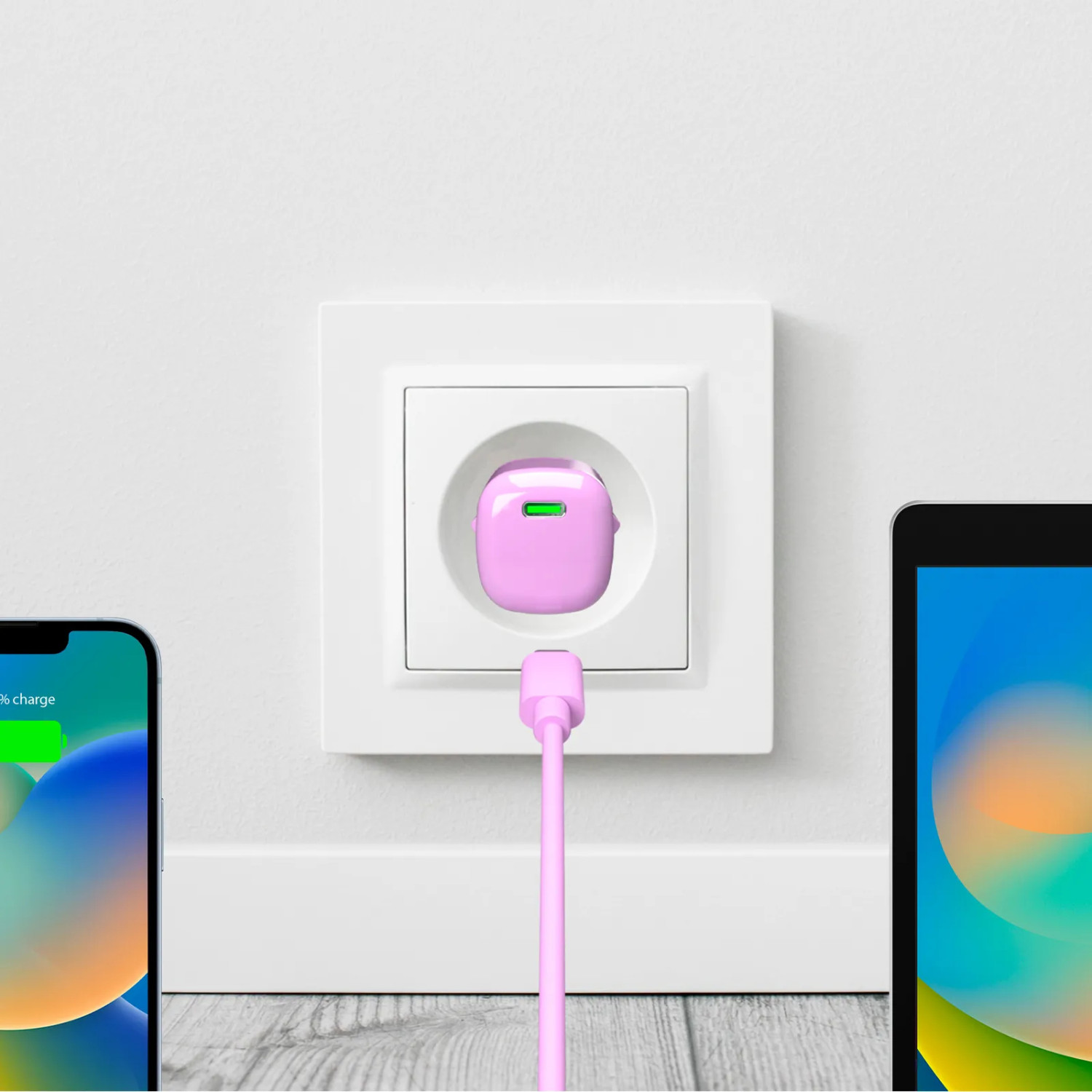 Un adattatore di ricarica rosa con luce verde è collegato a una presa a muro bianca.