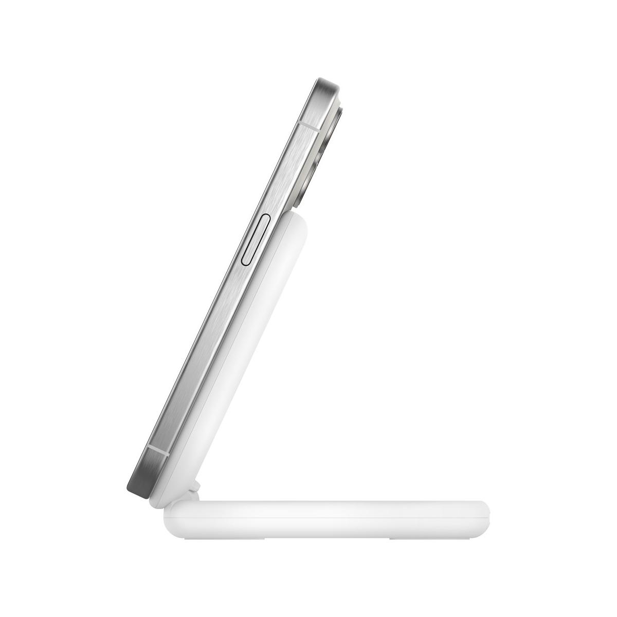 Uno smartphone argentato poggia su un supporto di ricarica bianco.