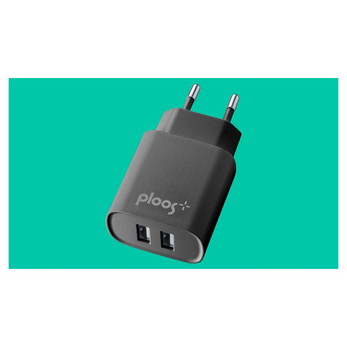 Ein schwarzes USB-Ladegerät mit zwei Anschlüssen und zwei Steckern.