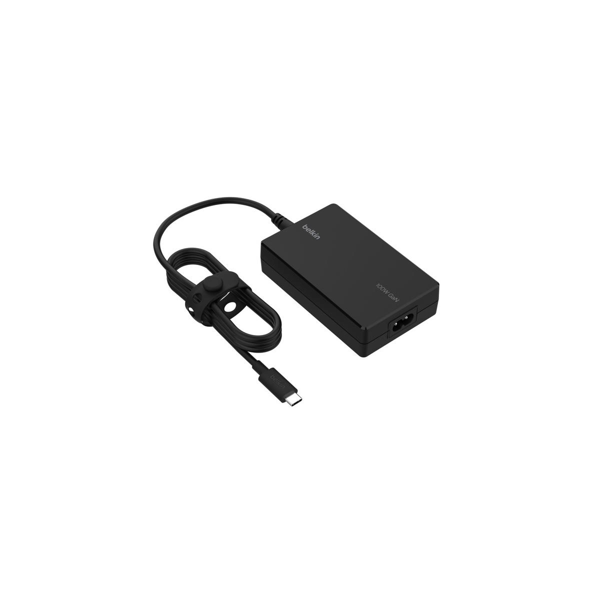 Caricatore Belkin GaN nero da 100W con cavo USB-C arrotolato e connettore.