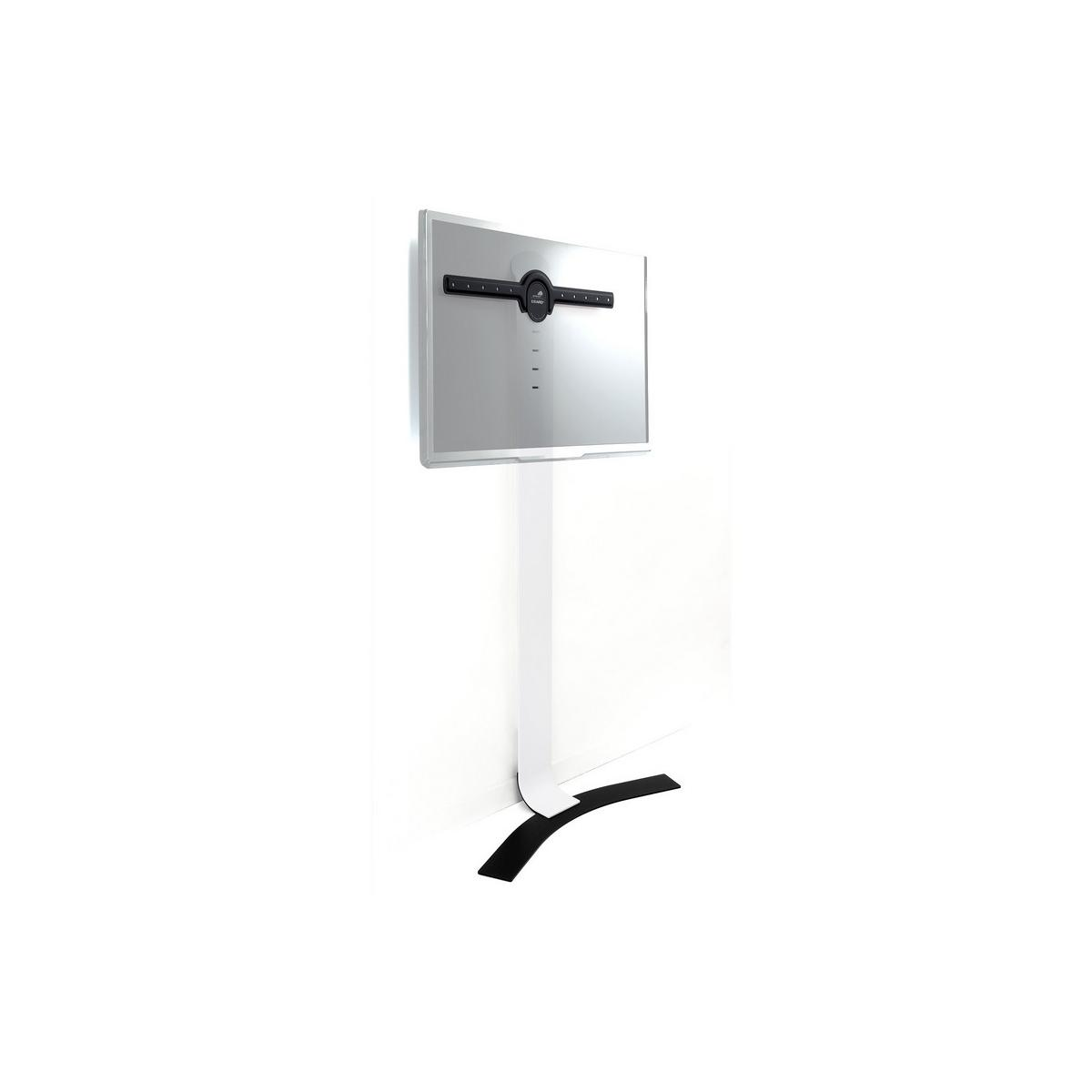 Une télévision argentée moderne sur un support blanc avec base noire contre un mur blanc.