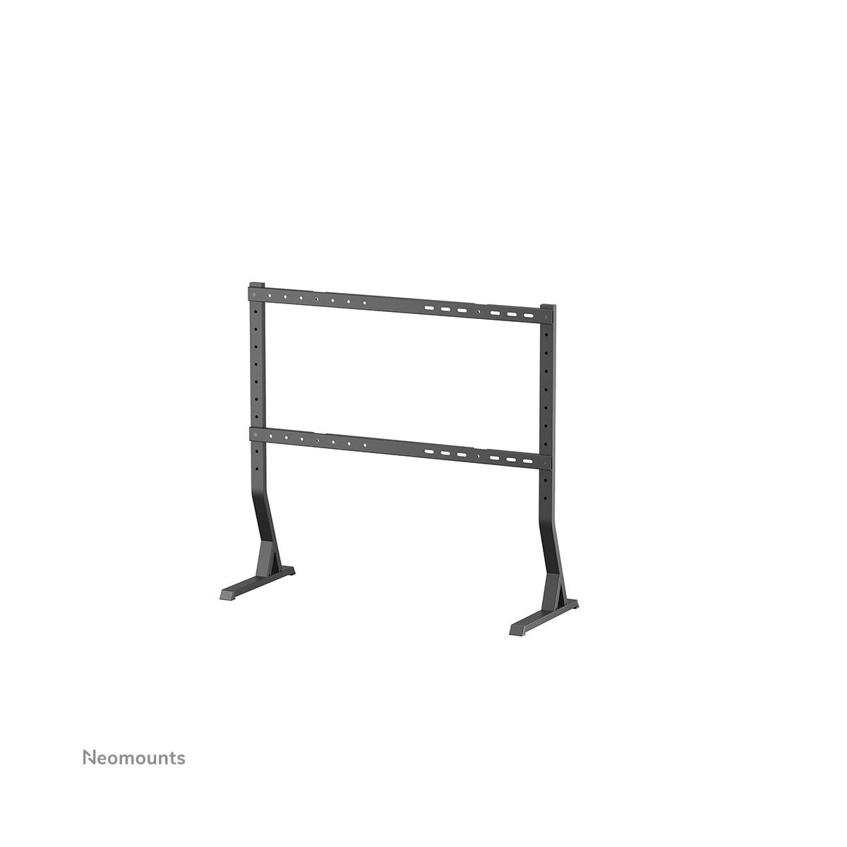 Un supporto in metallo nero con cornice rettangolare, per schermi.