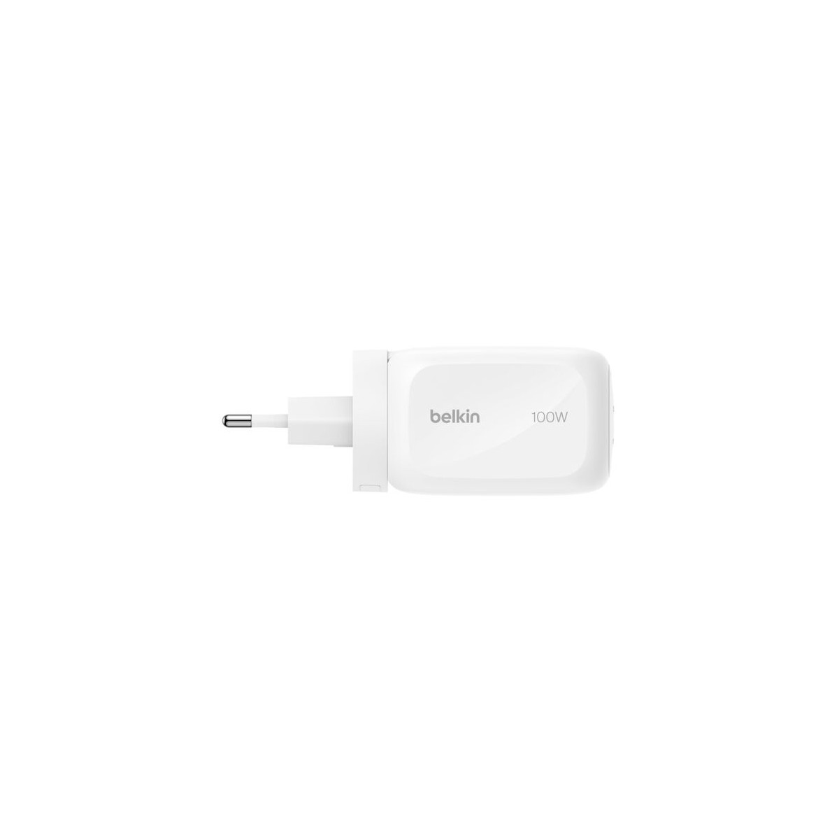 Une prise Belkin blanche 100W avec des broches pliables.