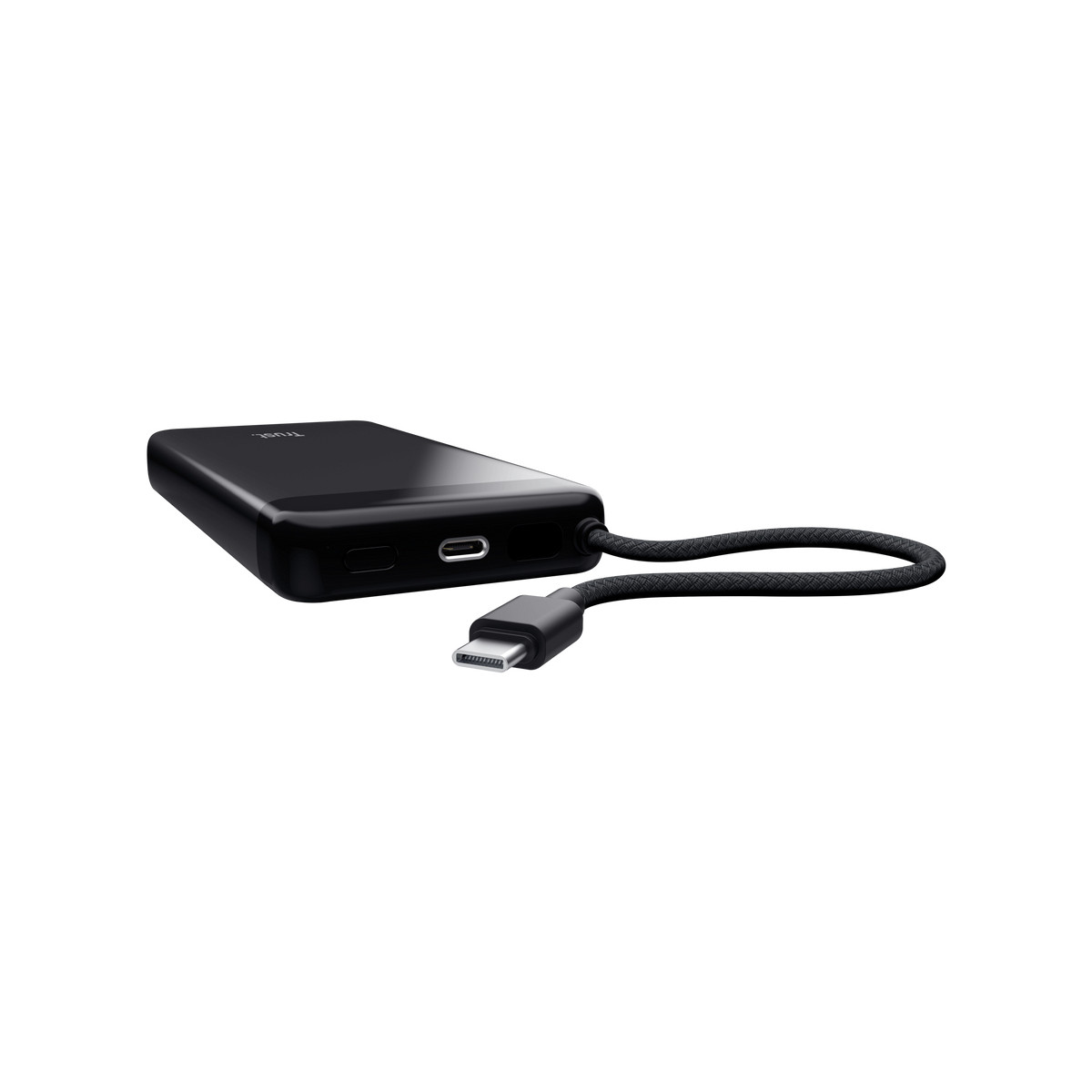 Power bank nera con cavo USB-C attaccato su sfondo bianco.