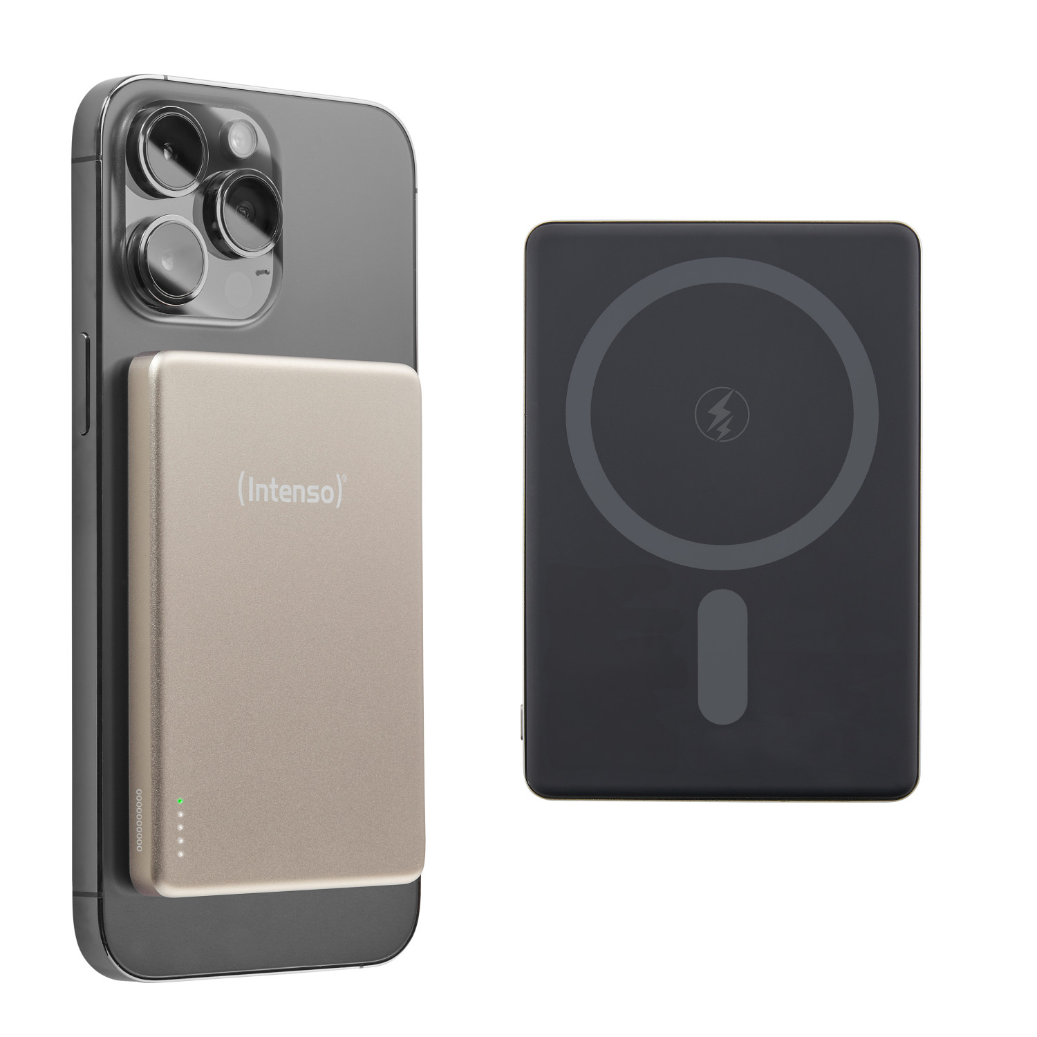 Un pacco batteria dorato è attaccato al retro di un iPhone. Un caricatore wireless nero è accanto.
