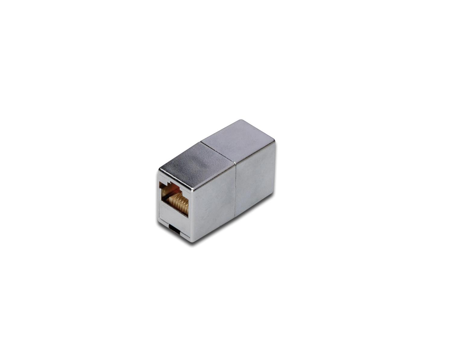 Un adaptador de red plateado con puerto RJ45 sobre fondo blanco.