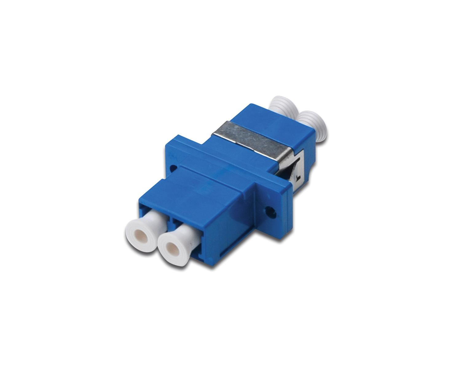 İki beyaz konektörlü ve metal klipsli mavi fiber optik adaptör.