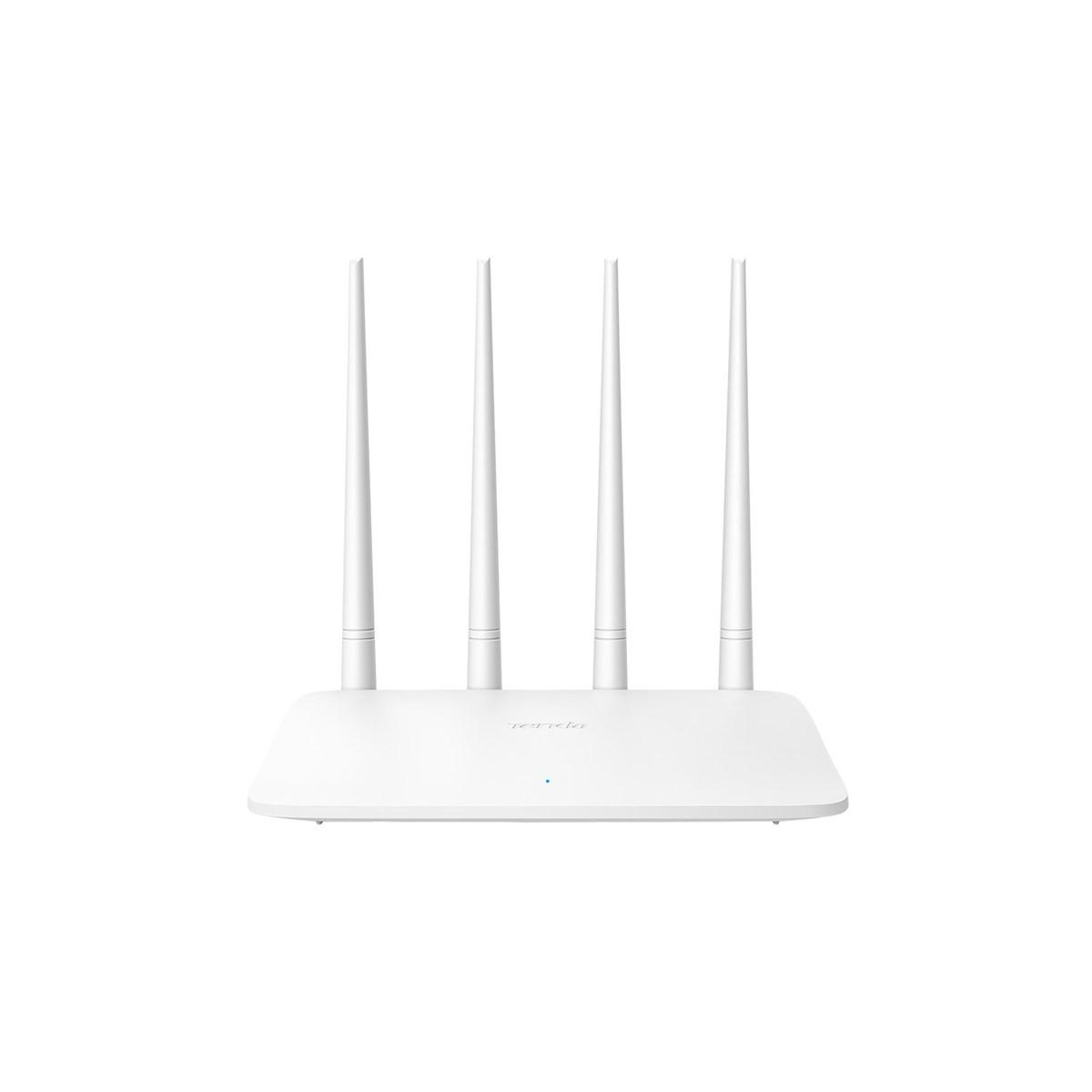 Un router WiFi bianco con quattro antenne si trova su uno sfondo bianco.