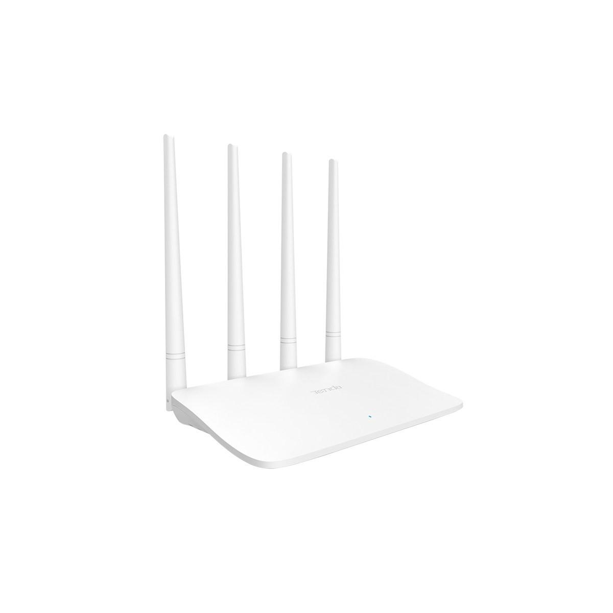 Un router Wi-Fi bianco con quattro antenne su sfondo bianco.