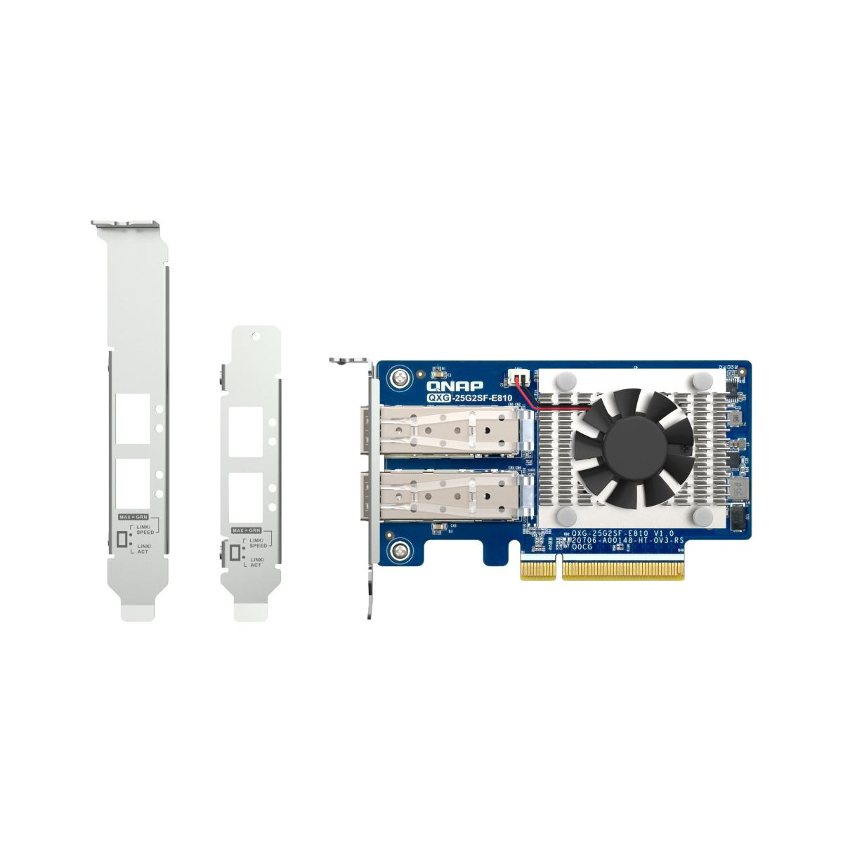 Scheda di rete QNAP con ventola e due porte, accanto a due coperture per slot.
