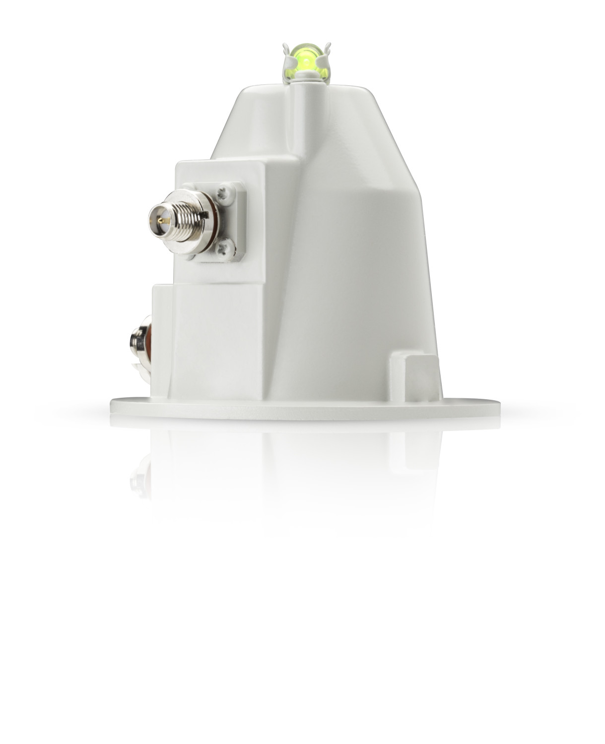Un dispositivo bianco con connettori metallici e un LED verde in cima.