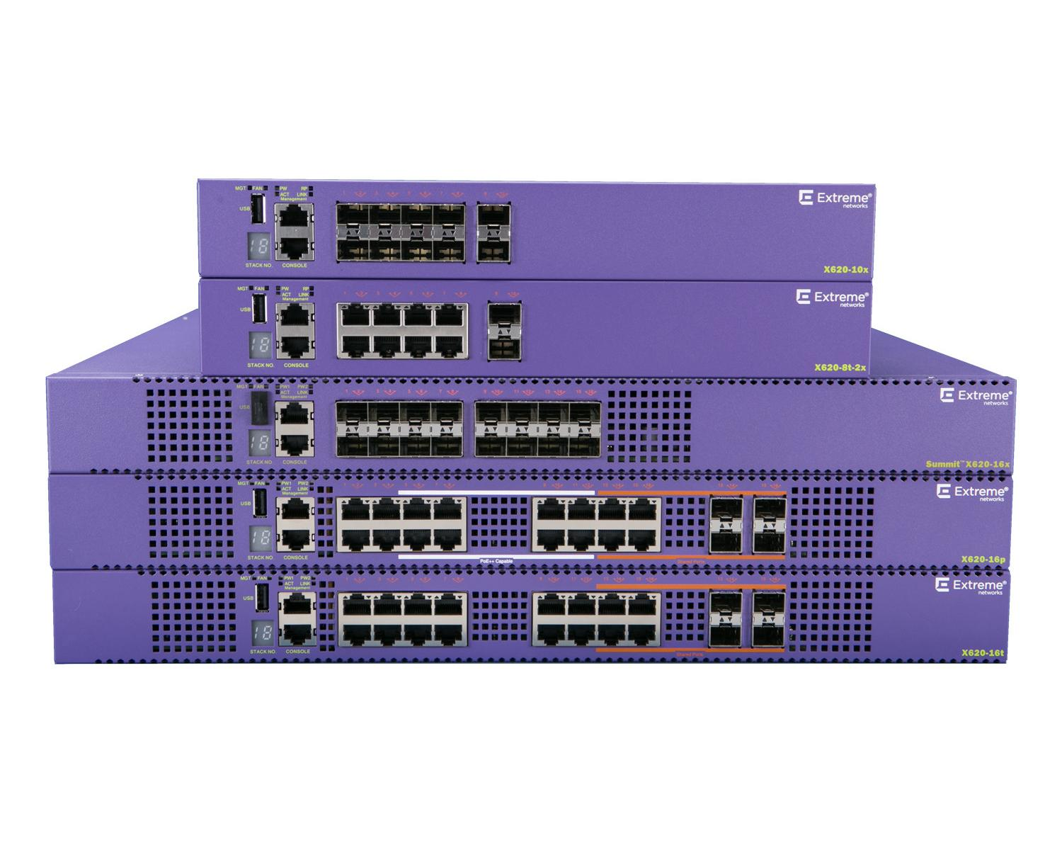 Stapel von vier lila Extreme Networks Netzwerk-Switches mit Ports und Beschriftungen.
