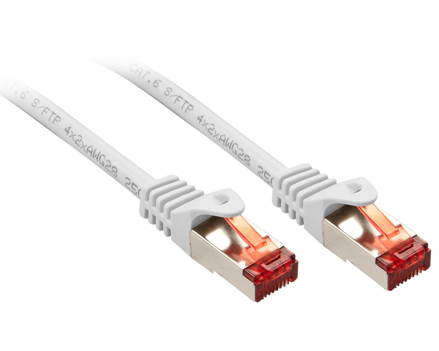 Twee witte CAT.6 S/FTP netwerkkabels met RJ45-connectoren, op witte achtergrond.