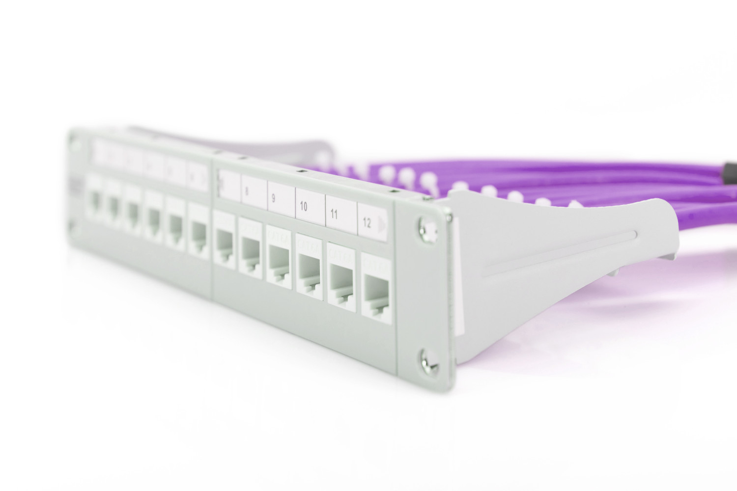 Un pannello patch di rete grigio con cavi viola e porte numerate 9-12.