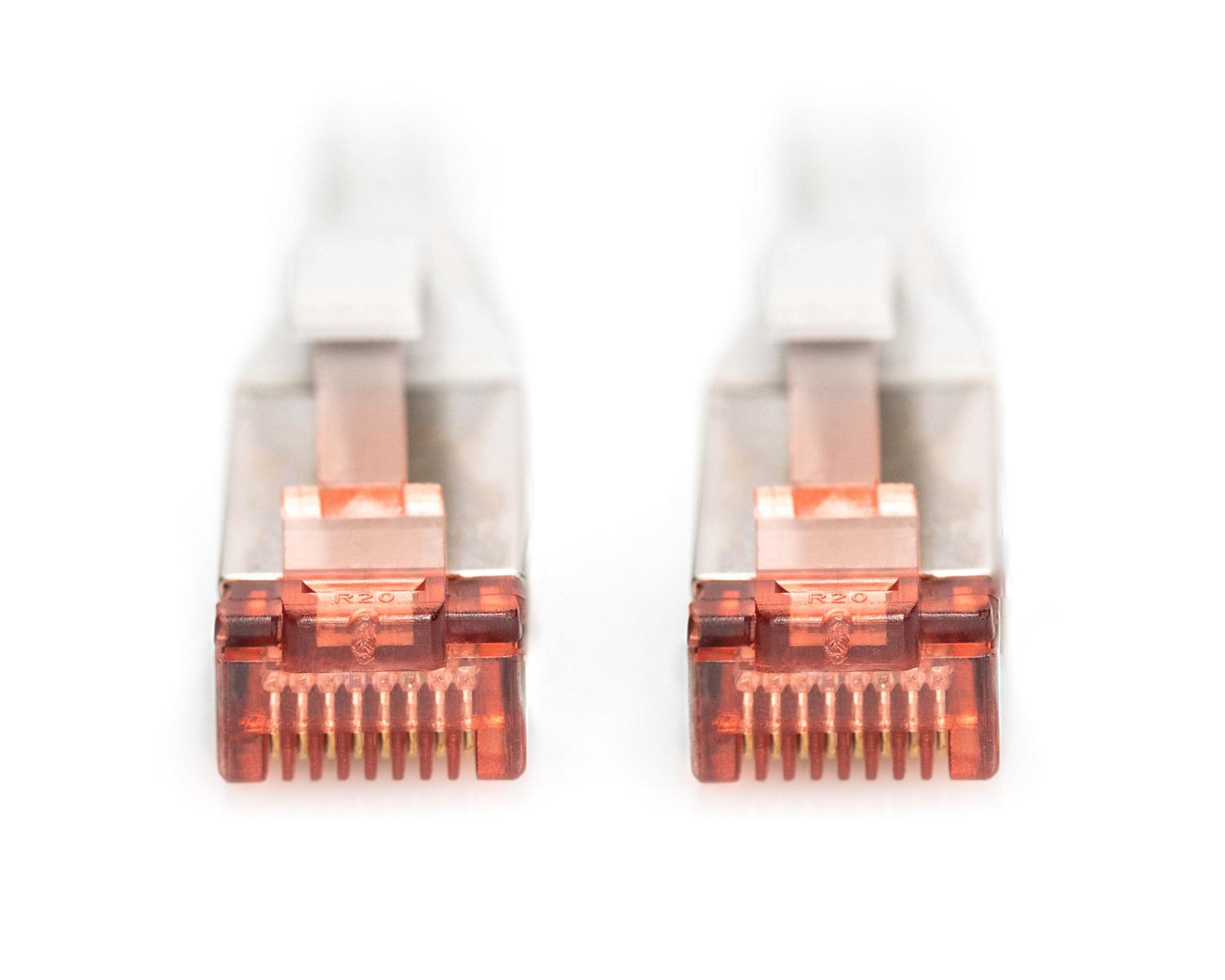 Twee doorzichtige rode Ethernet-connectoren met zilveren pinnen op witte achtergrond.