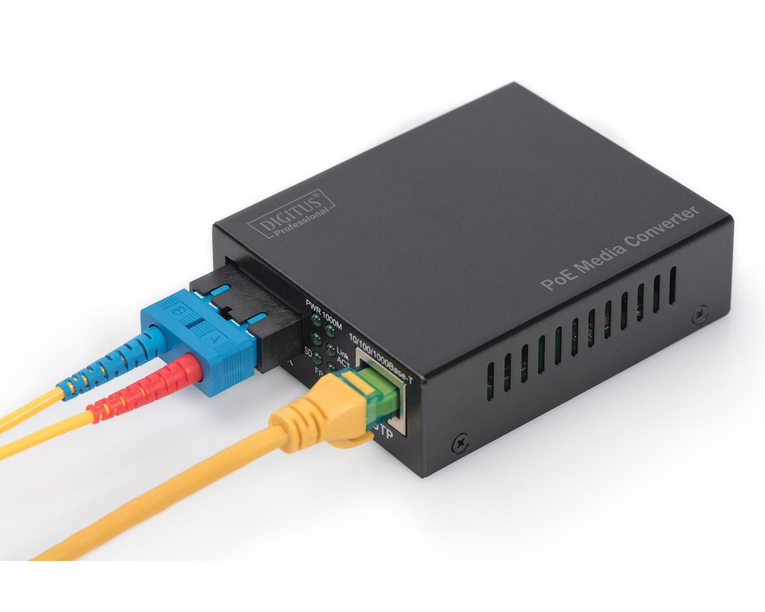 Czarny konwerter mediów PoE DIGITUS z podłączonymi niebiesko-czerwonymi kablami światłowodowymi i żółtym Ethernet.