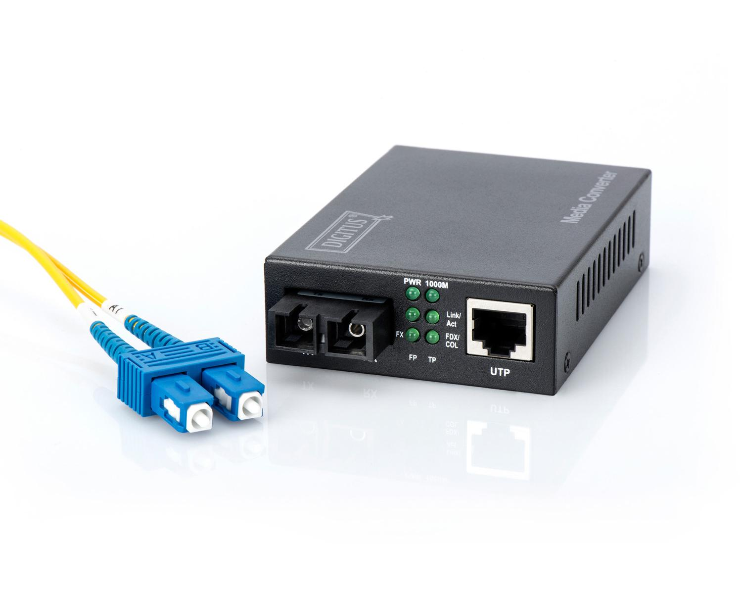 Een zwarte media converter met glasvezelkabels en blauwe connectoren.