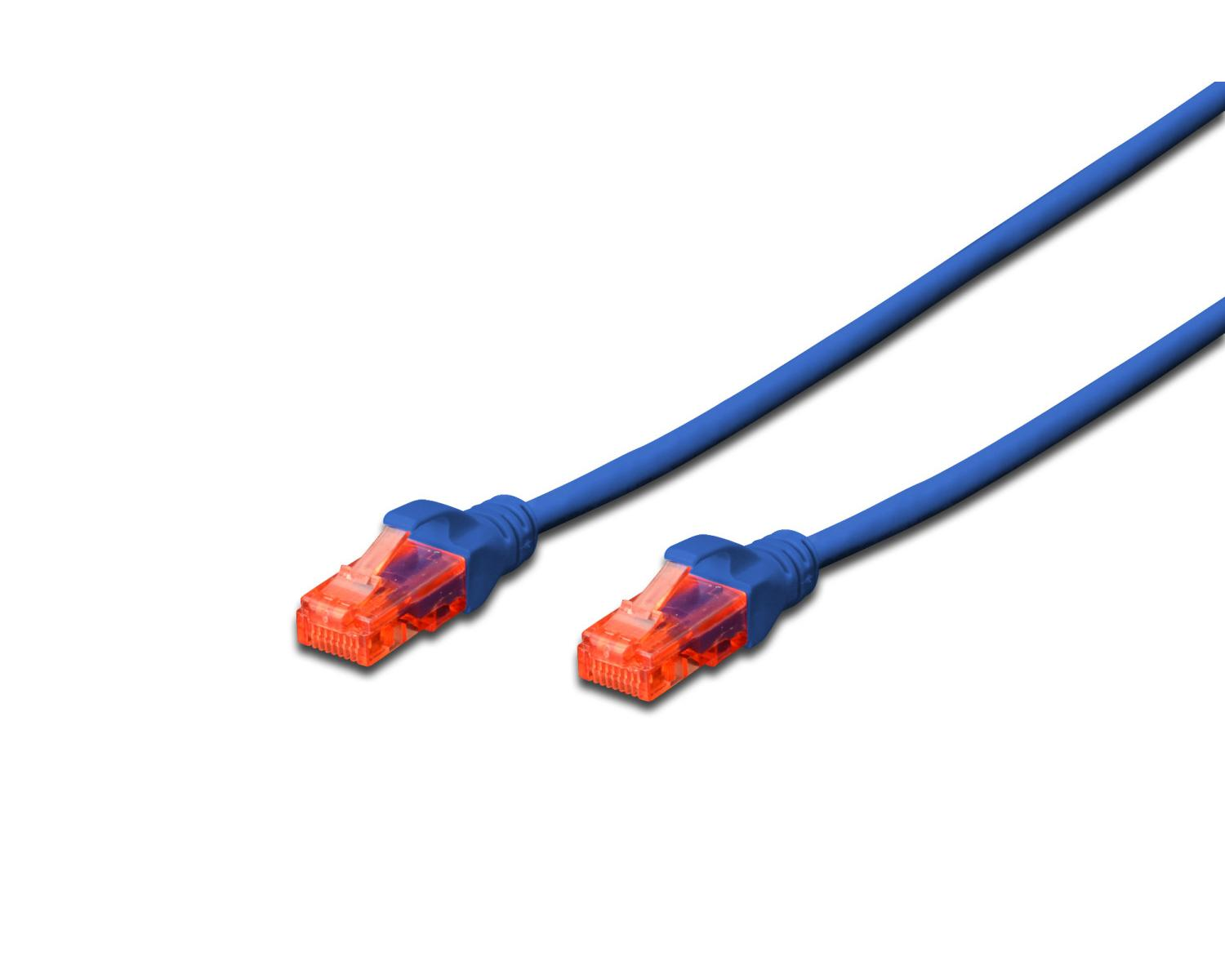 Een blauwe ethernetkabel met oranje connectoren op een witte achtergrond.