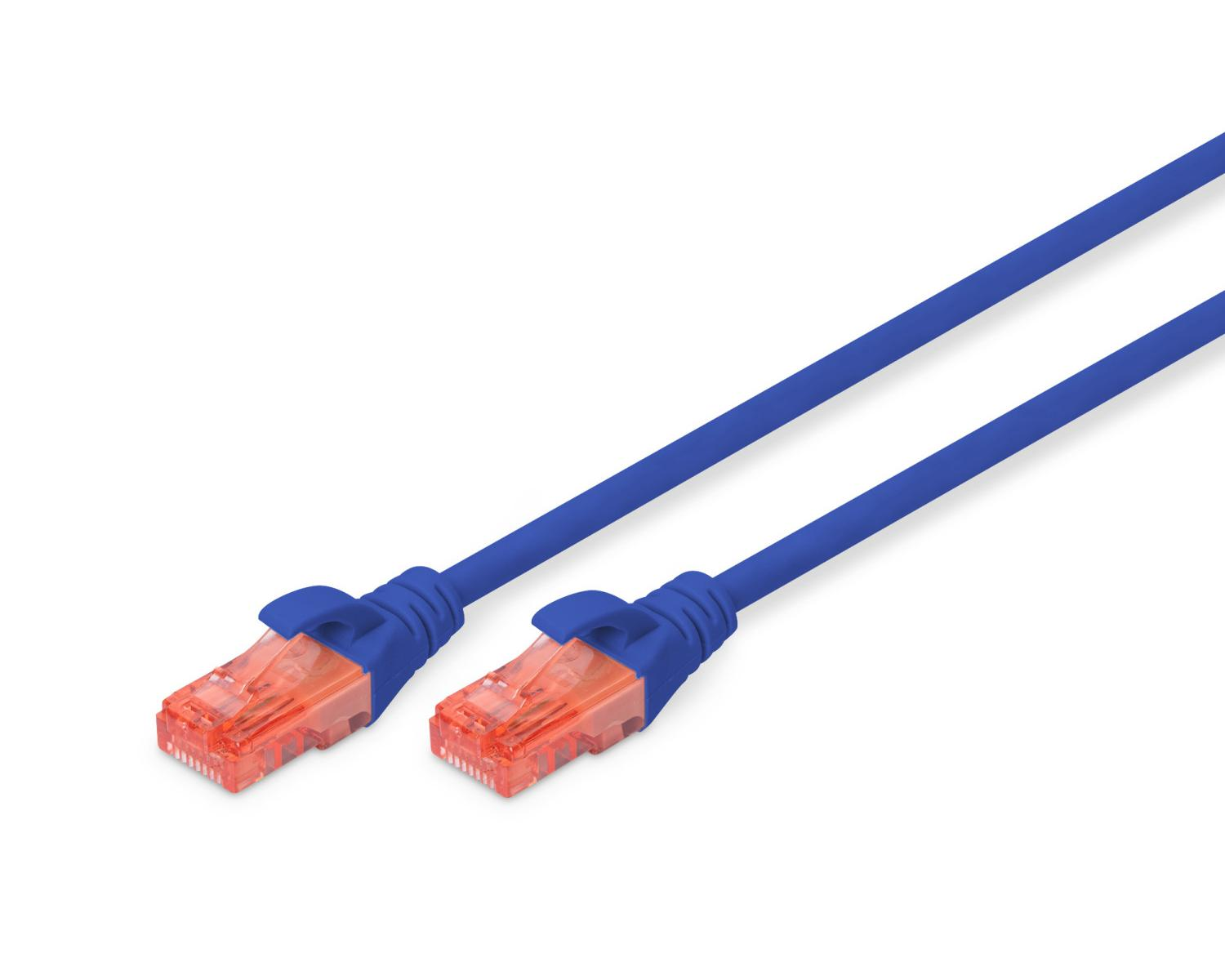 Twee blauwe netwerkkabels met transparant oranje connectoren op witte achtergrond.