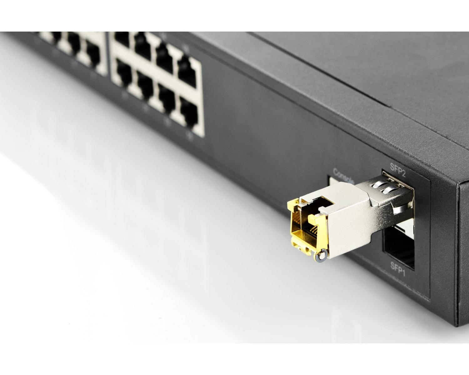 Zbliżenie przełącznika sieciowego z modułem SFP podłączonym do portu SFP2.