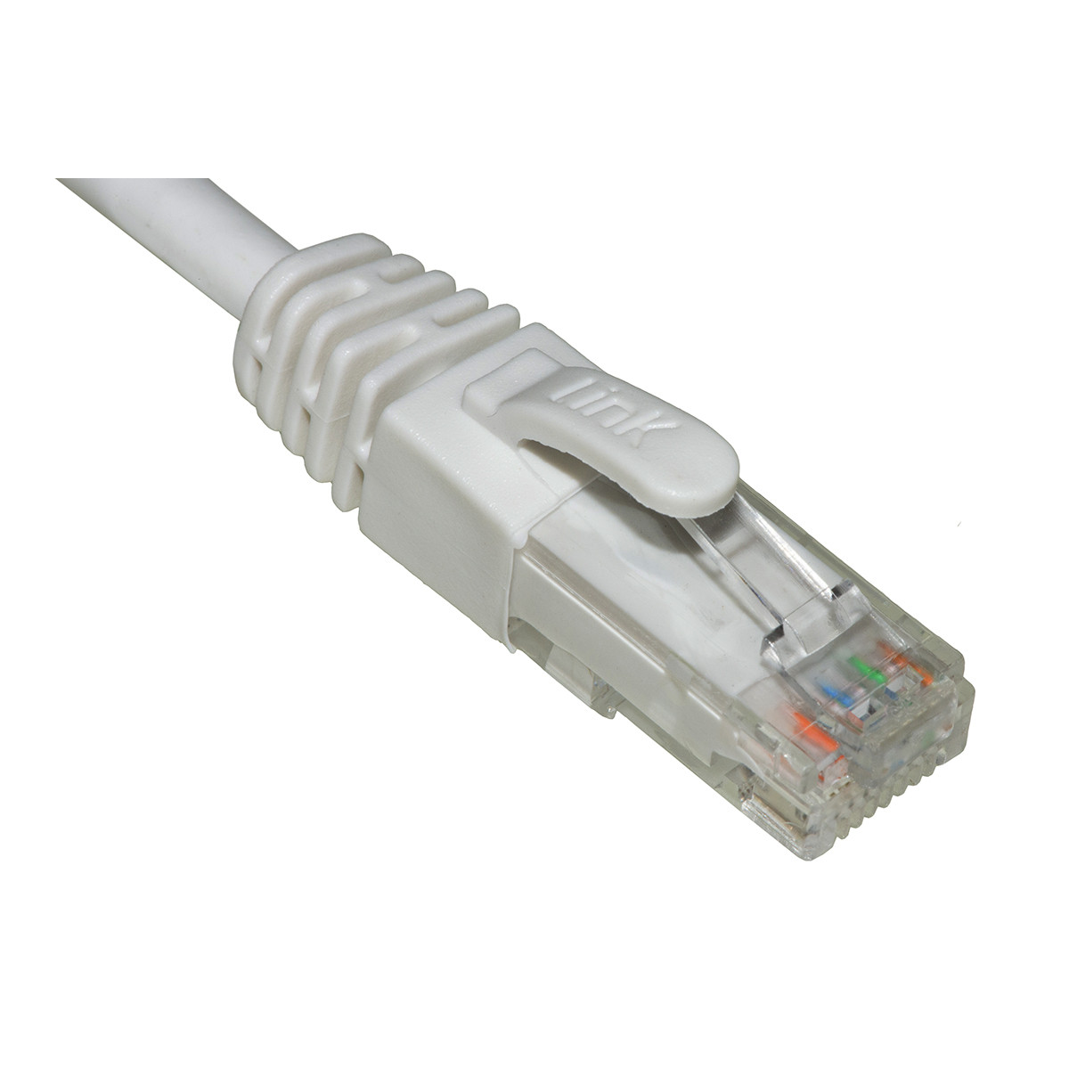 Primo piano di un cavo Ethernet bianco con connettore RJ45 trasparente e fili colorati.