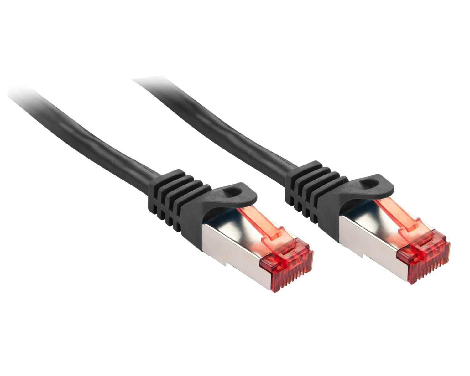 Twee zwarte Ethernetkabels met rode en zilveren connectoren op witte achtergrond.